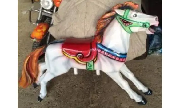 Sujet de manège, cheval carrousel moyen